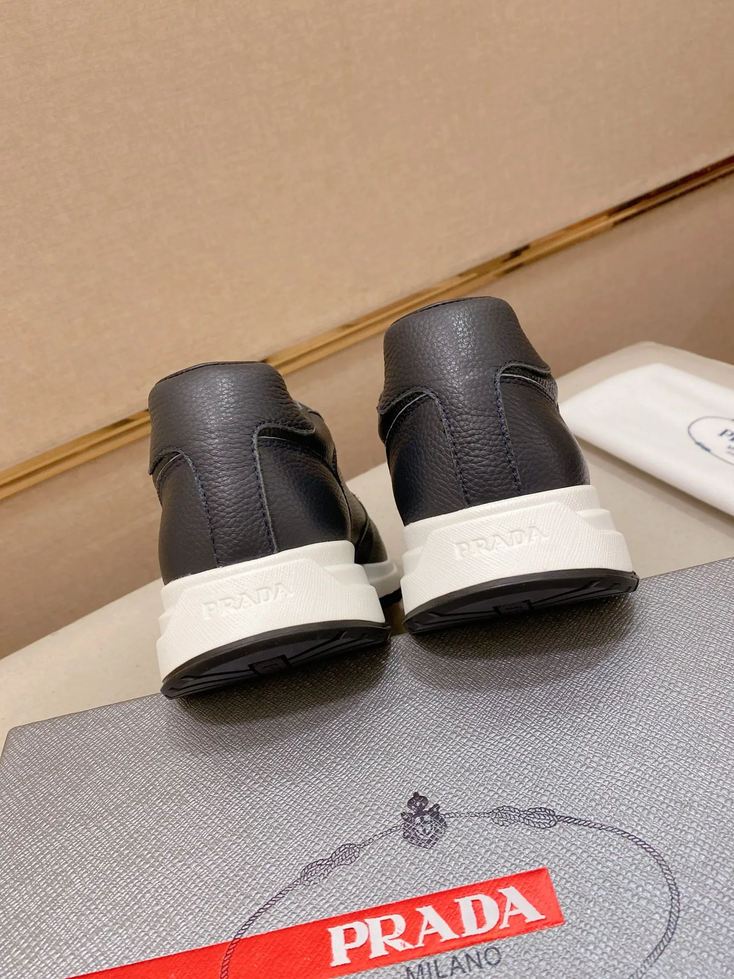 Factory price 560💰(High version) New Prada (Prada) high-top counters are on the market at the same time, new men's shoes, 😘fabrics are selected from waterproof technical cloth. First layer cowhide lining. 👍🏿Original molded anti-slip rubber outsole, with exquisite lines, simple and elegant, comfortable and high-end for leisure travel. Number of yards: 38 to 44. (Can be customized for 45.46.)